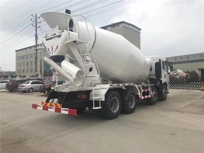 大运风驰8×4豪华搅拌车 高效运输与舒适驾乘的完美融合